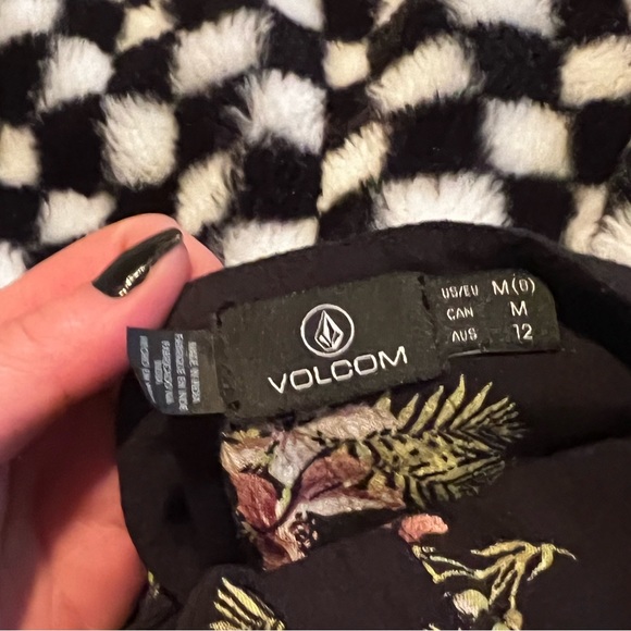 Volcom flower dress with slit going up the side never been worn size M - Picture 4 of 5